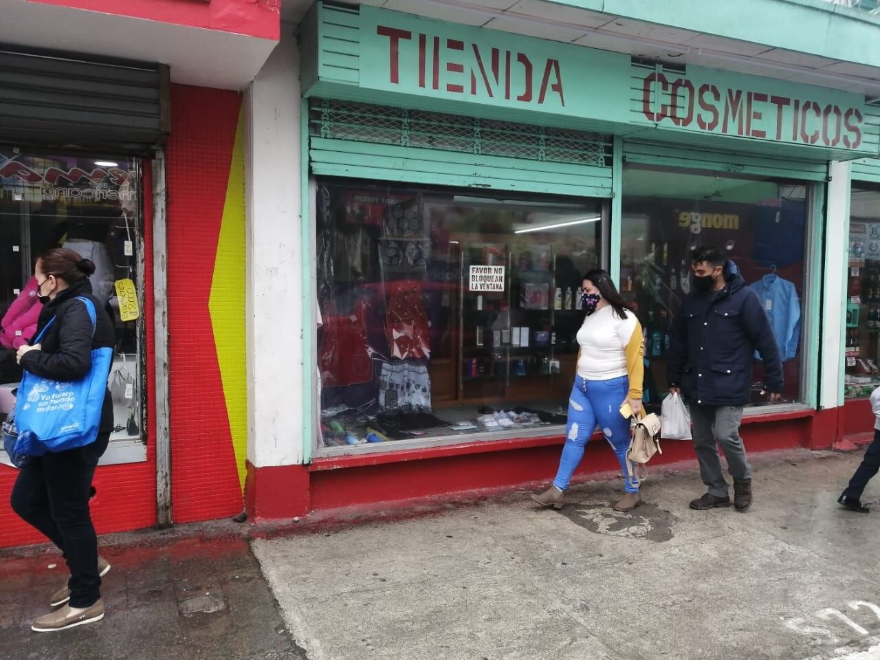 Señor obligada por familiares a pedir plata en Cartago. Foto Keyna Calderón.