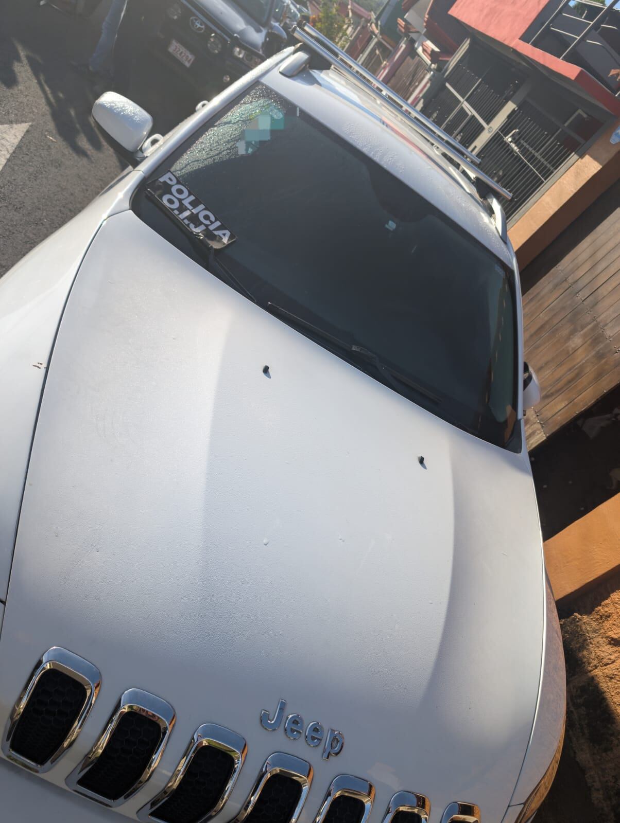 Un Jeep Rubicon, así como dos automóviles jeep y un BMW es parte de los lujos que tenían los esposos sospechosos de lavar dinero por medio de préstamos gota a gota. Foto: OIJ