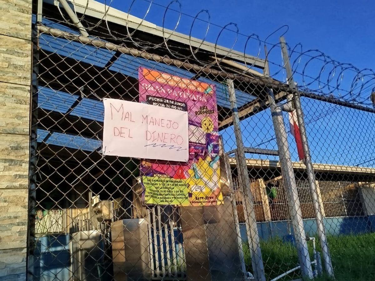 Los papás denuncian malos manejos de dinero.