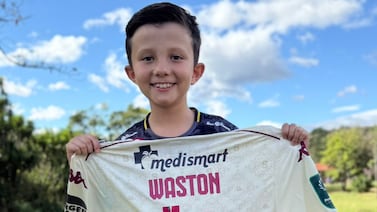 Niño saprissista conoció a Kendall Waston y entre lágrimas cumplió promesa a su papá fallecido