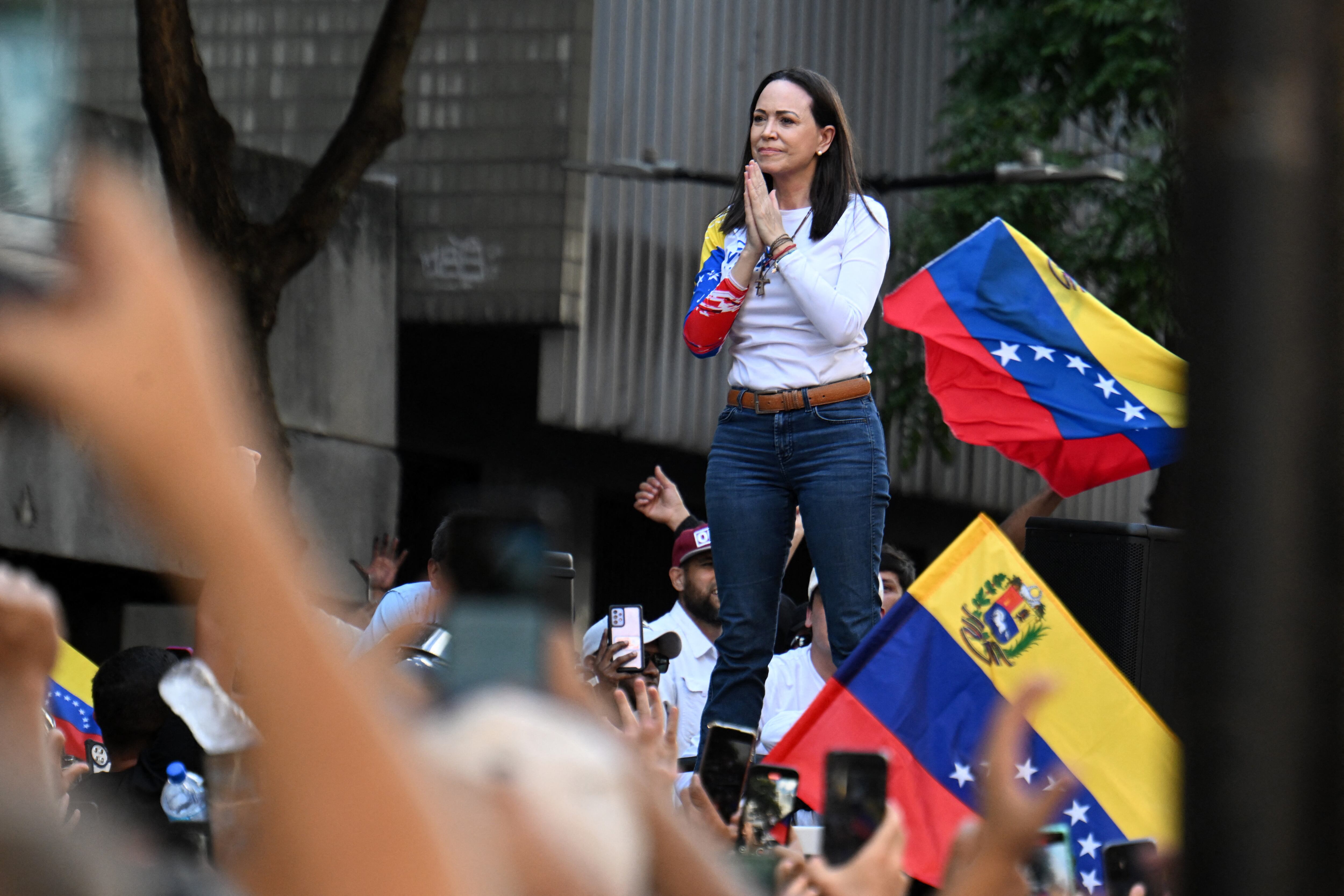 María Corina Machado, líder opositora venezolana, realiza un gesto durante una protesta en Caracas el 9 de enero de 2025, convocada en la víspera de la controvertida investidura presidencial de Nicolás Maduro.