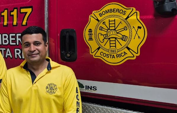 El bombero voluntario Roberto Viales, destacado de la Estación en Filadelfia, Guanacaste salvó la vida de un anciano arrastrado por la corriente en Bambú II de Filadelfia, Guanacaste. Foto: Bomberos