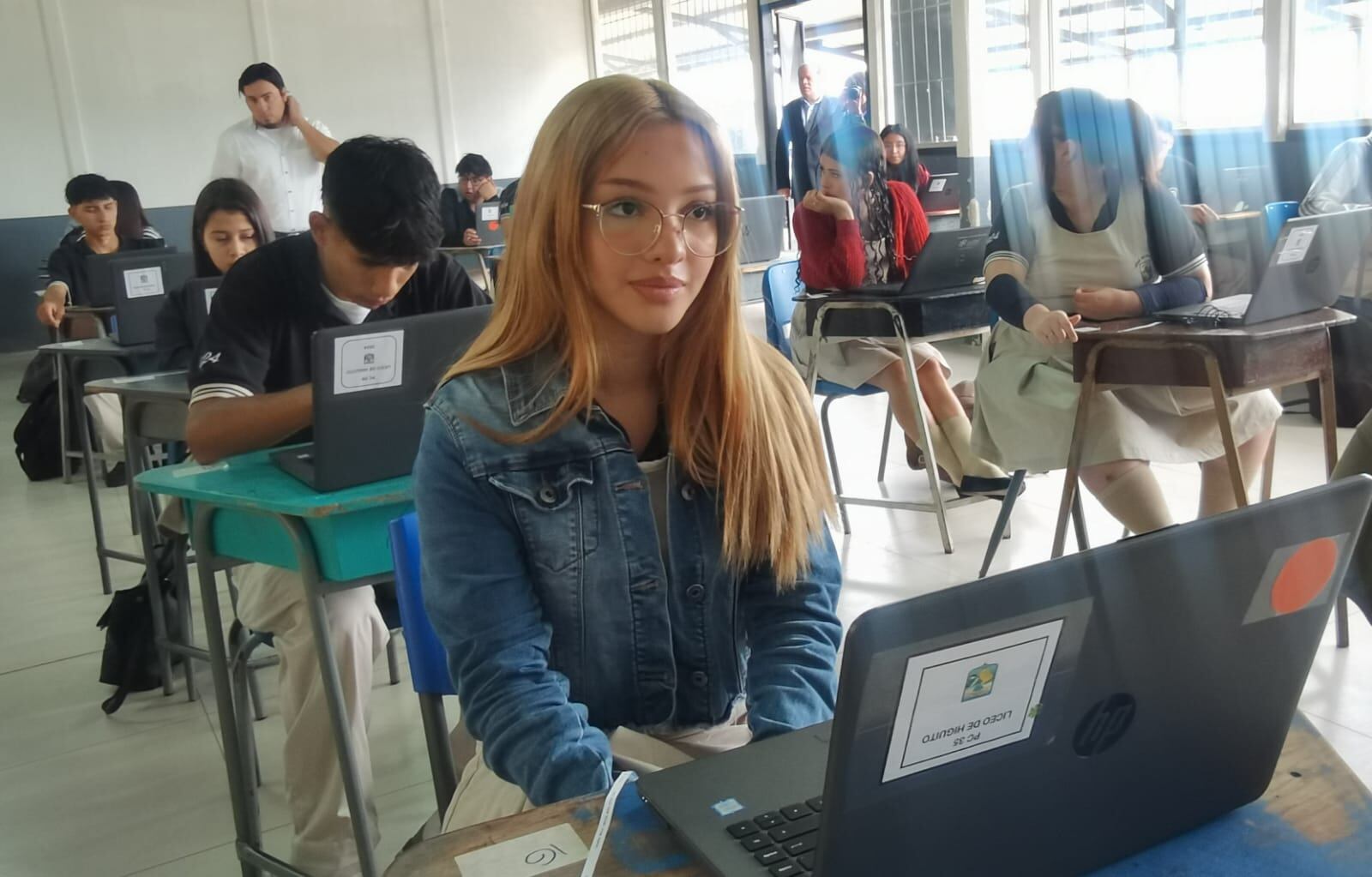 A partir de este lunes 03 y hasta el 14 de junio, 71.983 estudiantes de último año de secundaria, tanto de colegios públicos como privados, técnicos, académicos diurnos y nocturnos, realizarán la Prueba Nacional Estandarizada de Lenguas Extranjeras. La Ministra de Educación, Anna Katharina Müller Castro y el Director de Gestión y Evaluación de la Calidad, Álvaro Artavia, acompañaron el inicio de la Prueba Nacional Estandarizada de Lenguas Extranjeras en el Liceo de Higuito, en Desamparados, donde aplicaron 80 estudiantes de undécimo año.