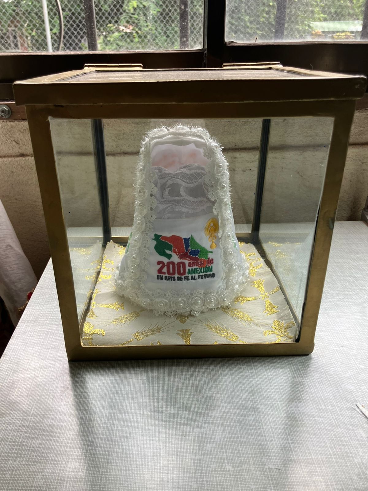 Ingrid Cortés Gutiérrez, vecina de Cartagena de Santa Cruz, Guanacaste, tiene una fe que le cabe en el corazón y en las puntadas. En el 2024 participó para vestir a la Negrita, no ganó, pero recibió bendición