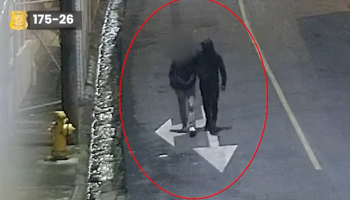 El sicario llevaba a su víctima al lugar donde lo terminaría ejecutando.