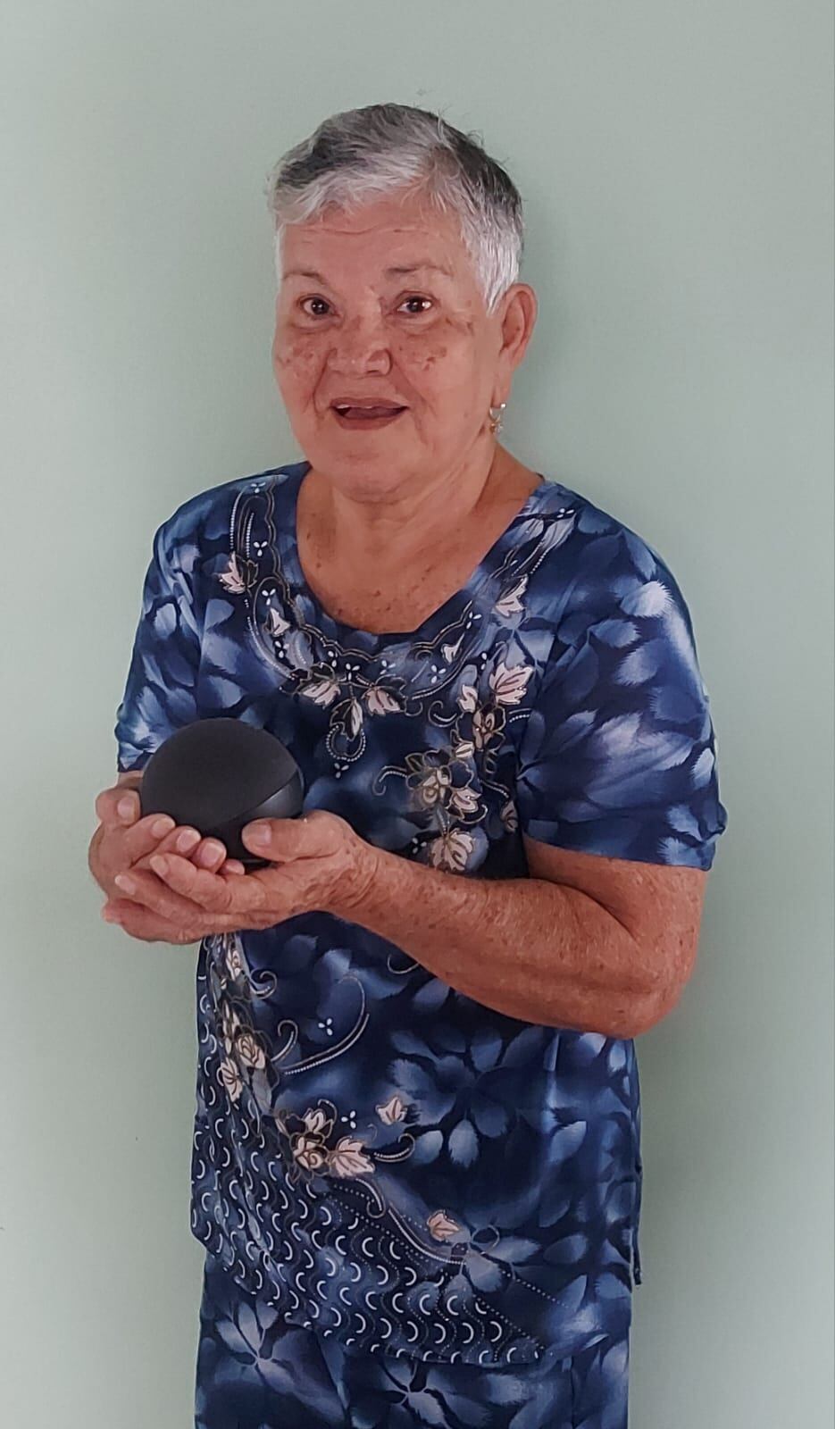 En muchos hogares costarricenses ya se encuentran las Alexas, parlantes inteligentes, conectadas al wifi, que responden cuando uno les habla. Pero la verdad es que en la mayoría de casas apenas y se aprovechan. En la foto, doña Isabel Alvarado Quesada.