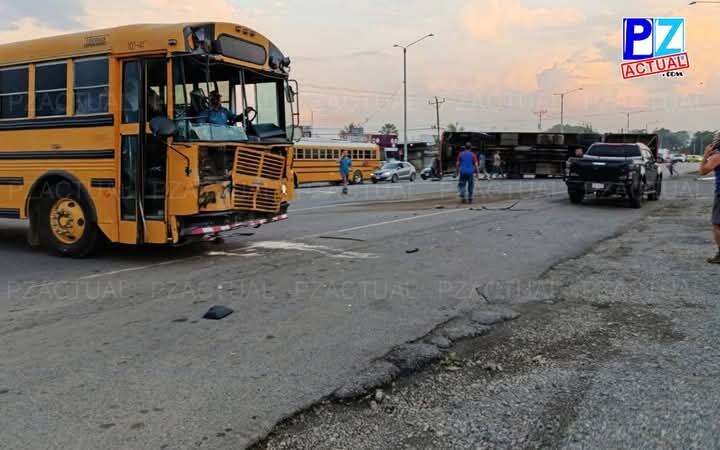 Bus de colegiales vuelca tras brutal choque con otra unidad en Pérez Zeledón: hay varios golpeados. Foto: PZ Actual
