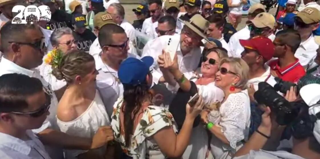 La ministra de la Presidencia Laura Fernández (a la izquierda, con arreglo floral en el cabello) nunca se le separó al presidente.