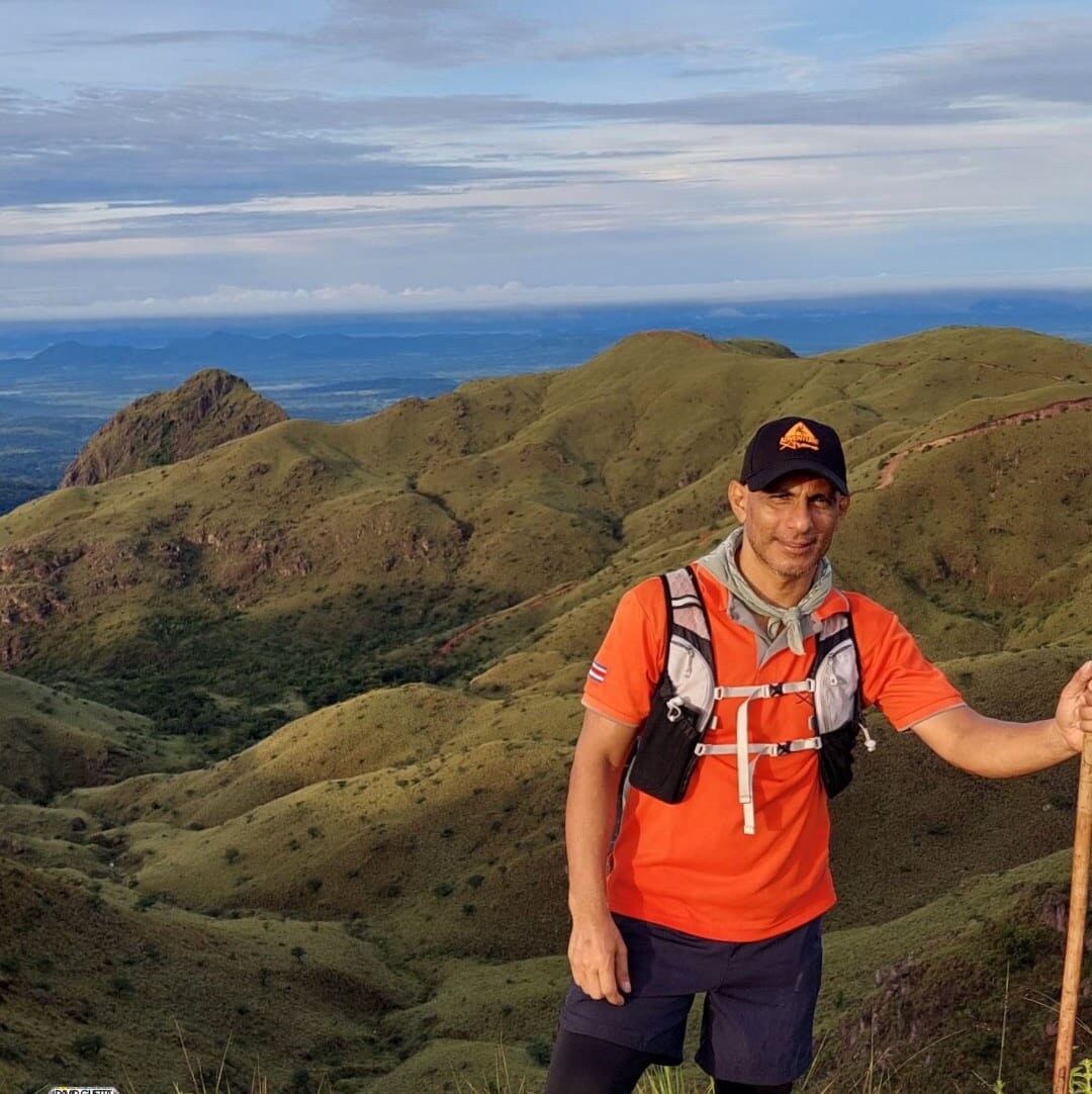 Luis Roberto Azofeifa Brenes era un profesor del Cindea de Tilarán y amante de las caminatas, unos delincuentes le dispararon y mataron. Foto: Tomada de Adventure Xtreme Cerro Pelado
