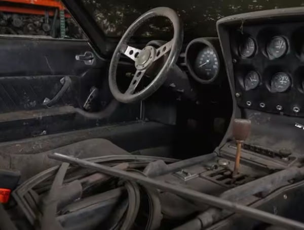 लॅम्बोर्गिनी मिउरा P400 लॉस एंजेलिसमध्ये 46 वर्षांच्या लपून राहिल्यानंतर अखंड सापडले. प्रतिमा: सोशल नेटवर्क्स.