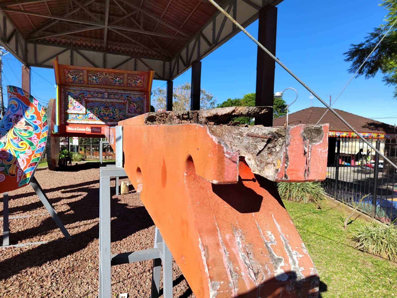 La tradicional carreta típica gigante ubicada en el Parque de Sarchí será restaurada a partir de este próximo jueves 2 de marzo, según confirma la Cámara de Comercio Industria y Turismo de Sarchí (CACITUS) y la Municipalidad de Sarchí