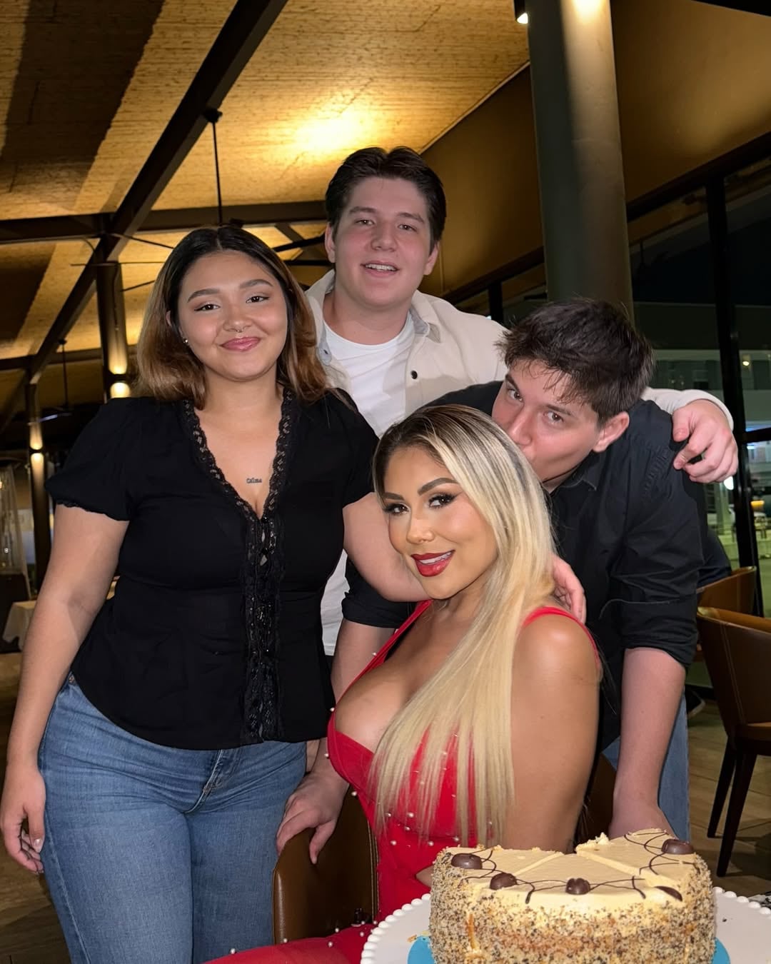 Feliz, guapísima y muy bien acompañada. Así se dejó ver la modelo Ingrid Solís en fotos que compartió en redes por motivo de su cumpleaños 40.