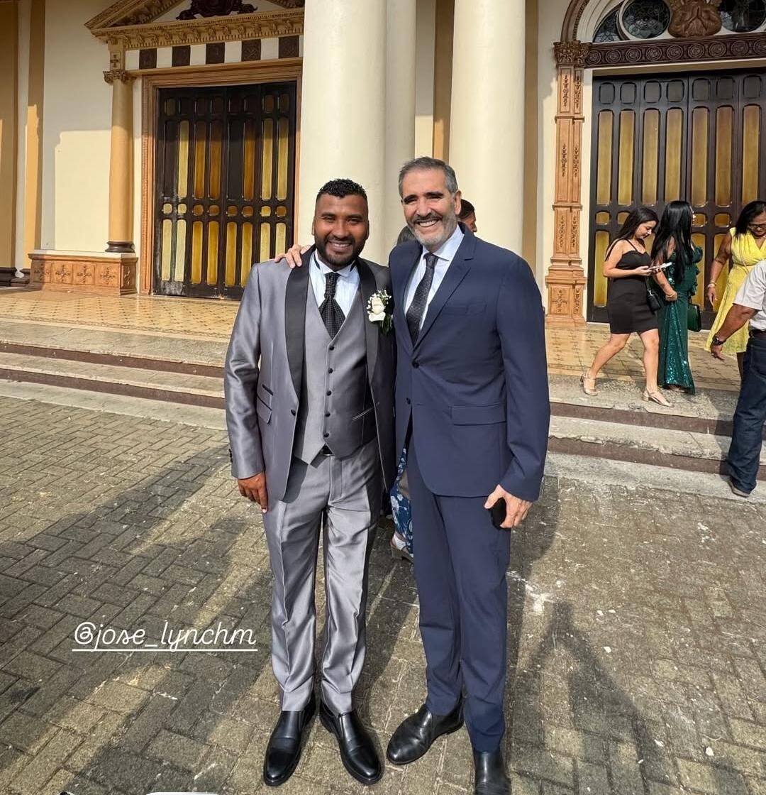Ignacio Santos sorprendió con barba en boda de periodista.