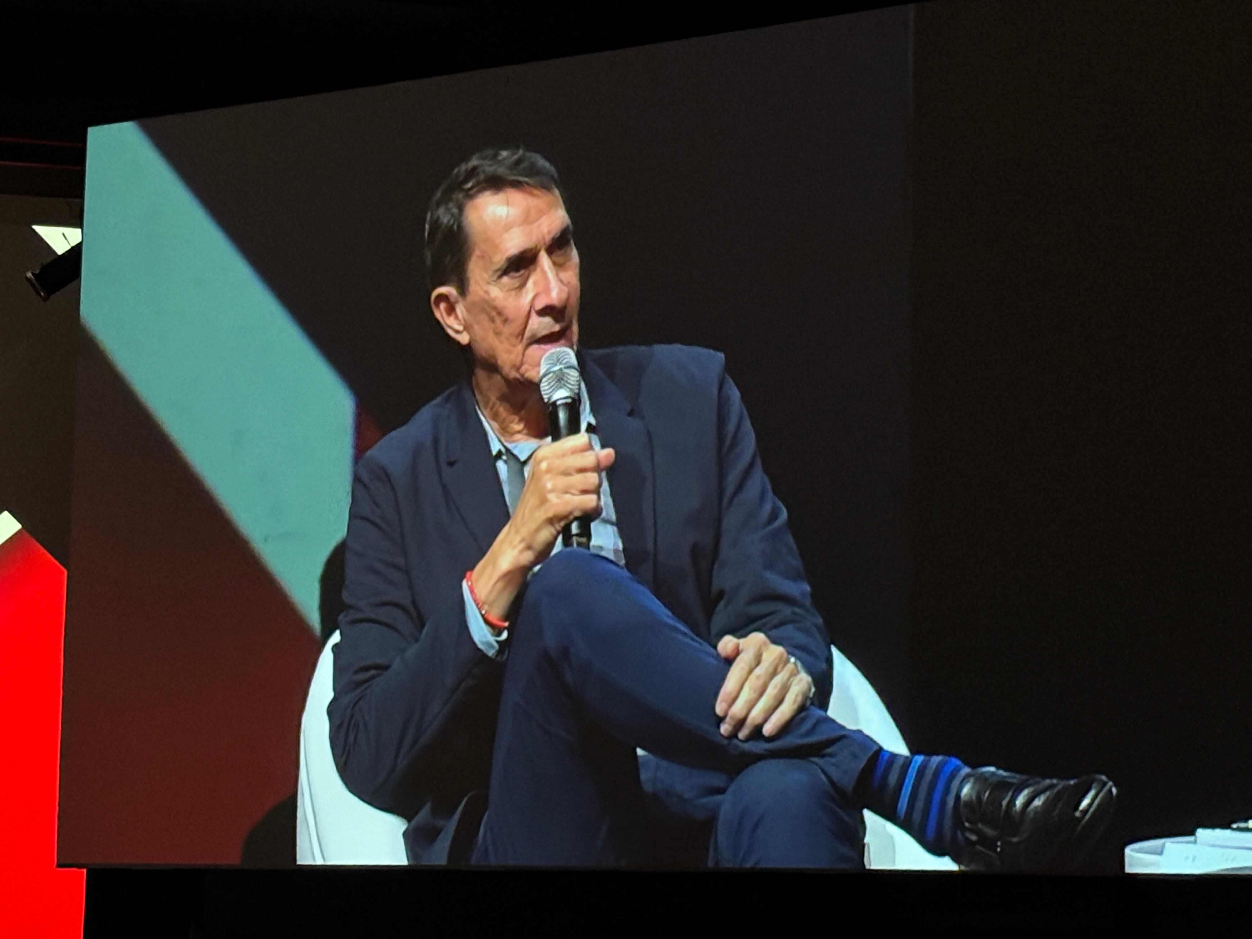 Alexandre Guimaraes hizo énfasis en que la educación es clave para el desarrollo profesional del deportista. Él fue un expositor en el Foro de Innovación y gestión deportiva de Liga Deportiva Alajuelense.