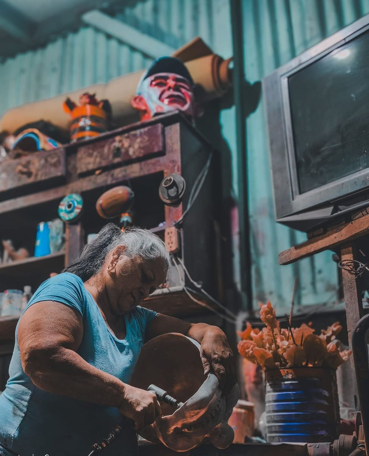 Desde Barva de Heredia, Damaris González lleva más de cuatro décadas creando máscaras y preservando una tradición que antes era solo de hombres. Su historia mezcla arte, pasión y orgullo costarricense.