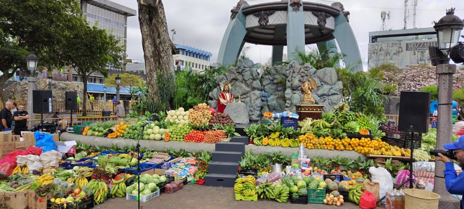 Trameros de mercados josefinos llenaron de ofrendas el huerto de la catedral metropolitana. Foto Eduardo Vega.