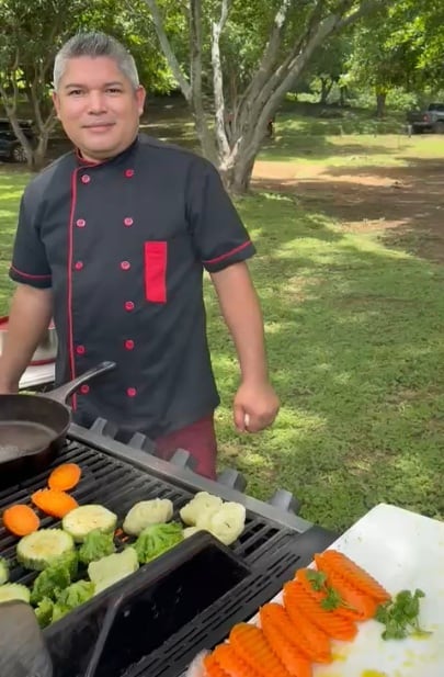 Deyvis Mercado Lezama, de 37 años, nació entre olas del Pacífico nicaragüense y que hoy cocina en Guanacaste, convirtiendo sus sueños y luchas en un ejemplo de superación.