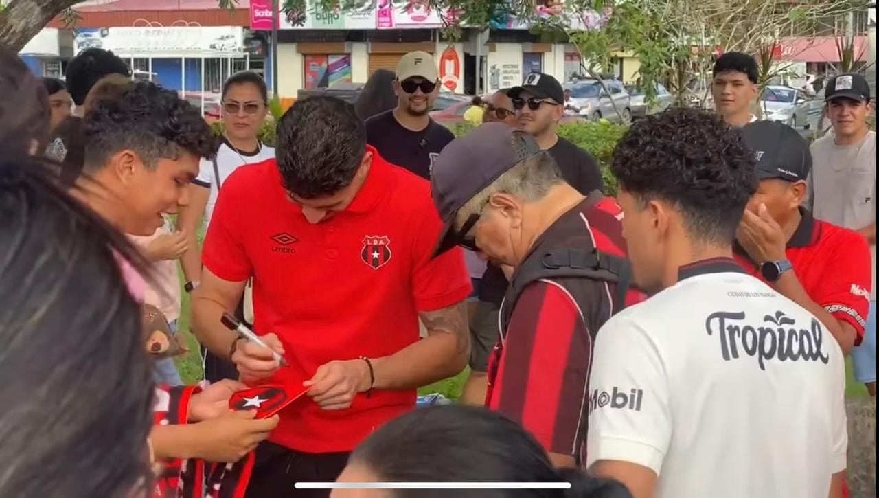 Bayron Mora fue recibido a lo grande en el Parque de Ciudad Neily tras salir campeón con Alajuelense.