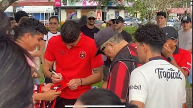 Asi fue la emotiva bienvenida que le dieron a Bayron Mora en Paso Canoas luego de salir campeón con Alajuelense