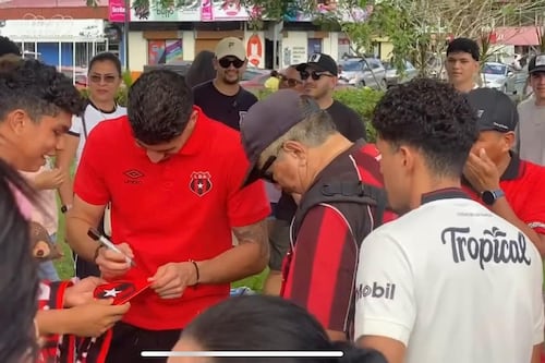 Asi fue la emotiva bienvenida que le dieron a Bayron Mora en Paso Canoas luego de salir campeón con Alajuelense