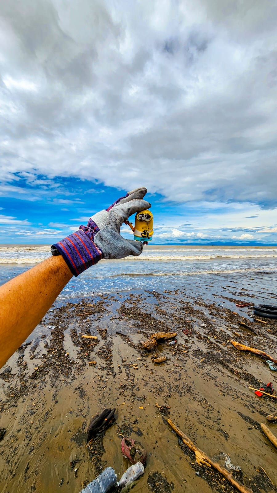 Un vecino de Sabanilla de Montes de Oca, Fabián Leandro Hernández, quien tiene 39 años, es catequista y tiene más de 4 años de ser voluntario para limpiar diferentes playas y ríos del país, regaló el guante que recibió de regalo el papa Francisco este 3 de setiembre del 2024