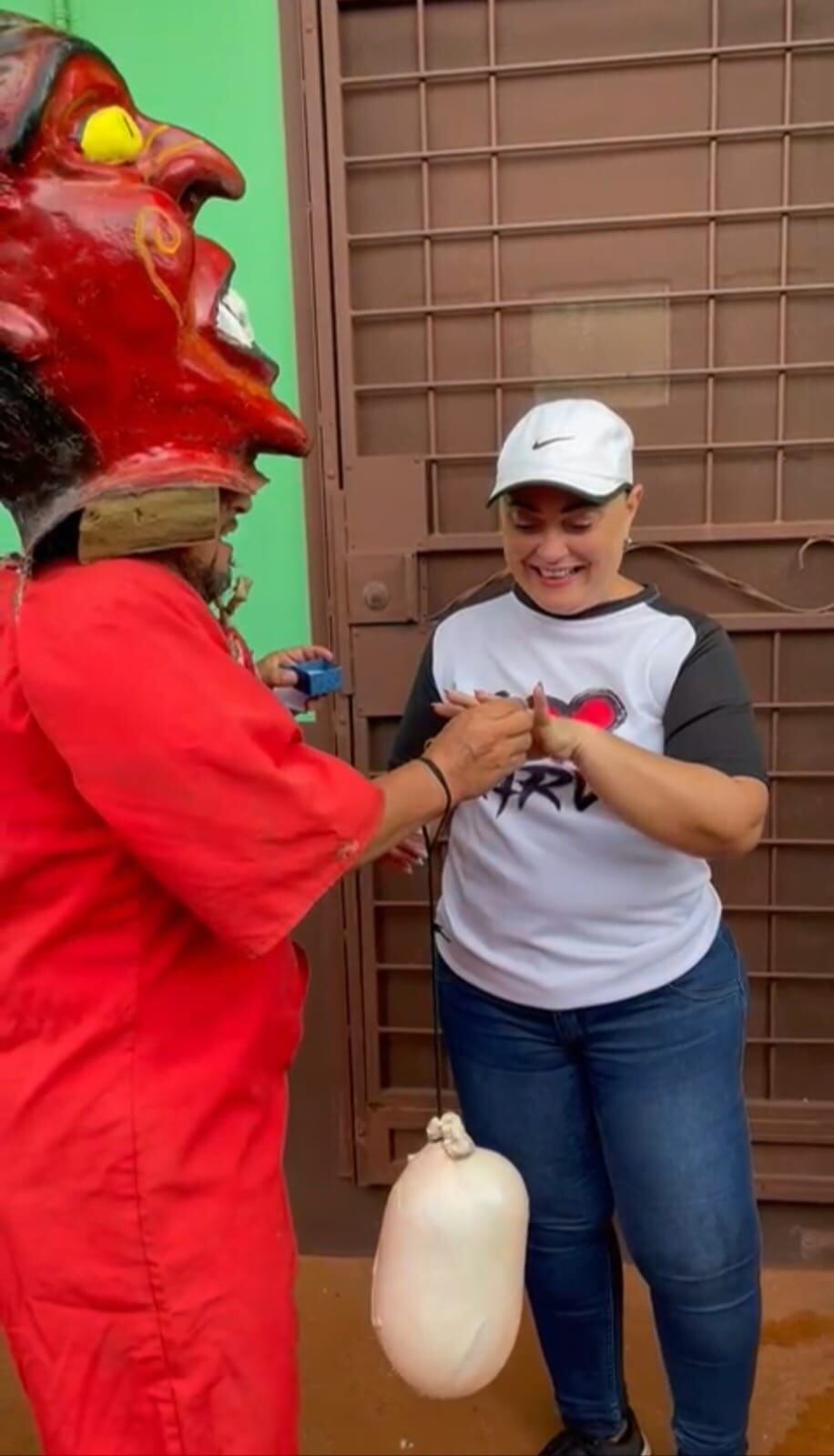 El diablo pidió matrimonio entre vejigas de chancho y le dijeron que sí. El diablo es Gustavo Moreno Camacho, tiene 45 años y es barveño de la pura cepa. La novia a la que le propusieron matrimonio es Elizabeth Salas Víquez, tiene 49 años, también es barveña desde el ombligo y hasta en su sangre corre el ADN mascarero.