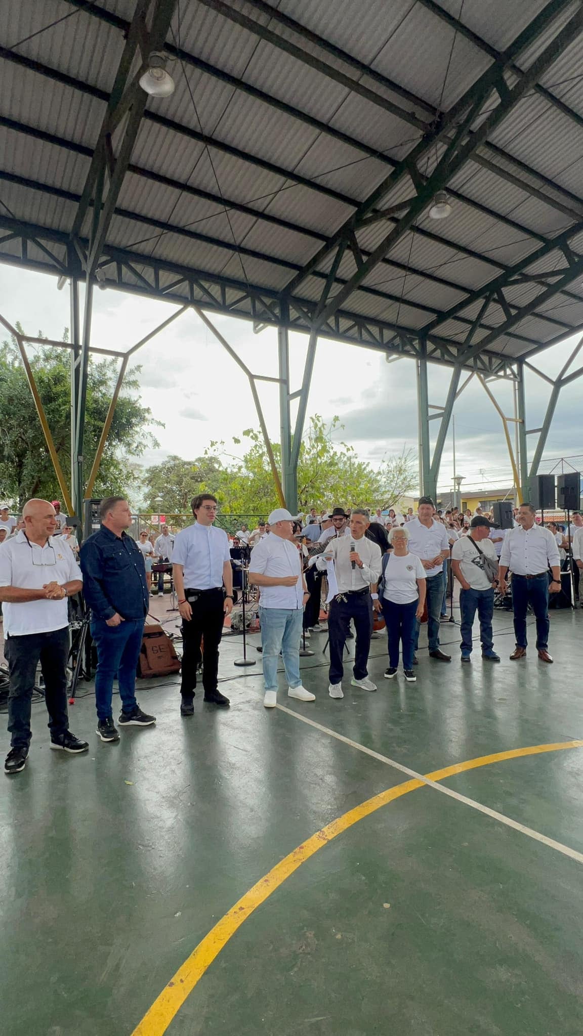 “Caminata por la paz” fue el nombre del evento en el cual la iglesia católica y evangélica, así como toda la sociedad del cantón de Alajuelita se unió en una misma voz: “No más violencia y muerte en nuestra sociedad”.
