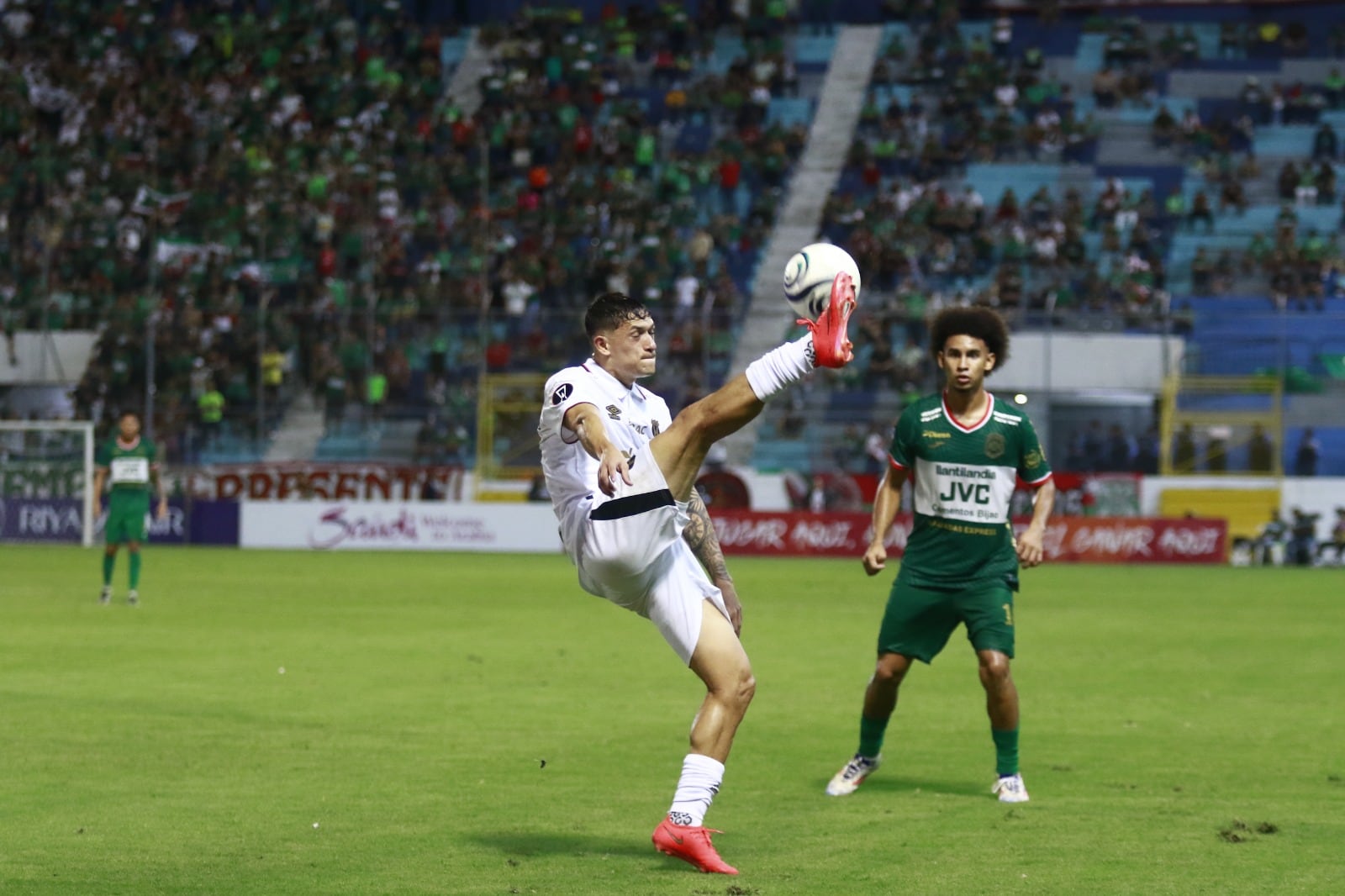Anthony Hernández fue parte del duro partido entre Marathón y Alajuelense en San Pedro Sula.