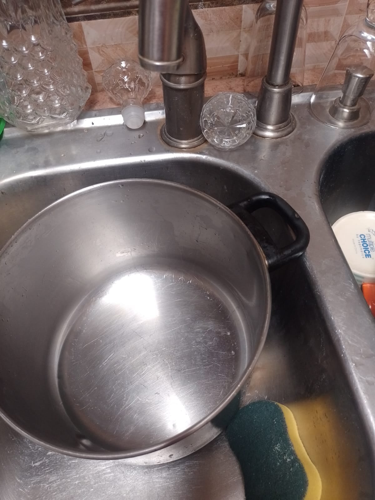 Los vecinos de Zapote están hartos de pasar sin agua, varias horas al día.