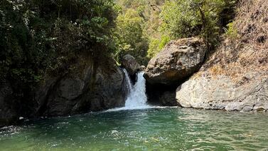 Sumérjase en una catarata sin pagar entrada y olvídese del calor en un instante