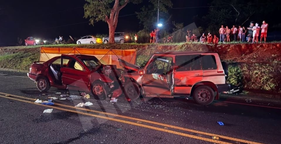 Un niño de aproximadamente 9 años y un hombre adulto de aproximdamente 40 años perdieron la vida la noche de este sábado 5 de setiembre luego de un violento choque entre dos vehículos ocurrido en Orotina, sobre la Ruta 27. Foto: ANI