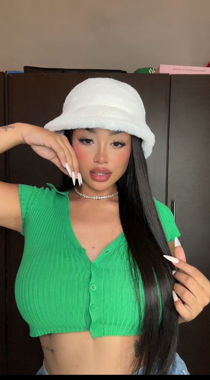 La influencer tica, Yoselyn Duarte, tiene 21 años y en el 2020 con 17 tenía muy claro su camino: hacer dinero como manicurista para ayudar a su mamá en la casa y pagarse los estudios de sicología. Vivía con su mamá en Desamparados y compartía el cuarto con su hermana.