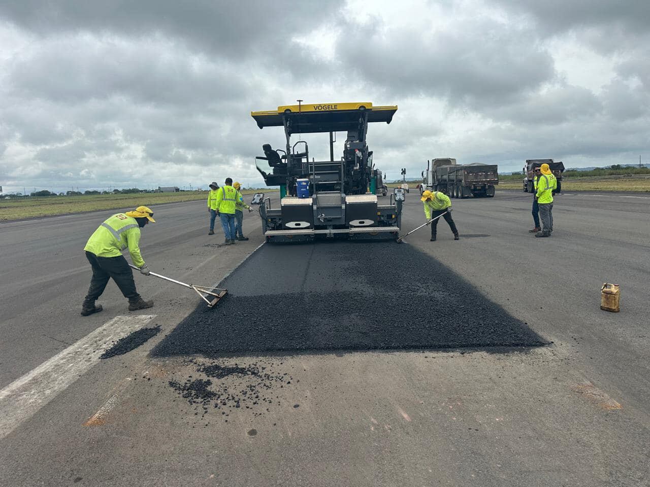 La pista del aeropuerto de Liberia recibió un bacheo de emergencia para lograr reaudar operaciones. Foto DGAC.