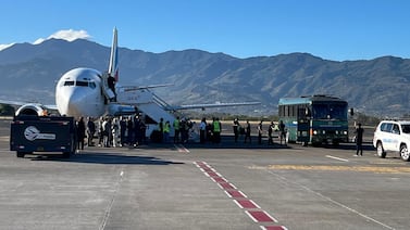 Realizan primera deportación masiva aérea de extranjeros que cometieron graves delitos como secuestro y violación