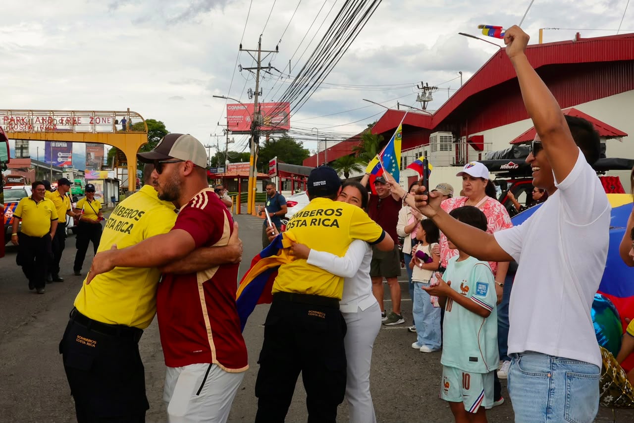Los 48 rescatistas del Cuerpo de Bomberos de Costa Rica que participaron en las labores de búsqueda y rescate tras los terremotos en Venezuela regresaron este domingo 5 de julio al país. Foto: Alonso Tenorio