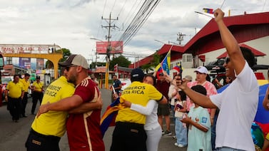Después de una misión de alto riesgo en Venezuela, así recibieron a los bomberos ticos en Costa Rica