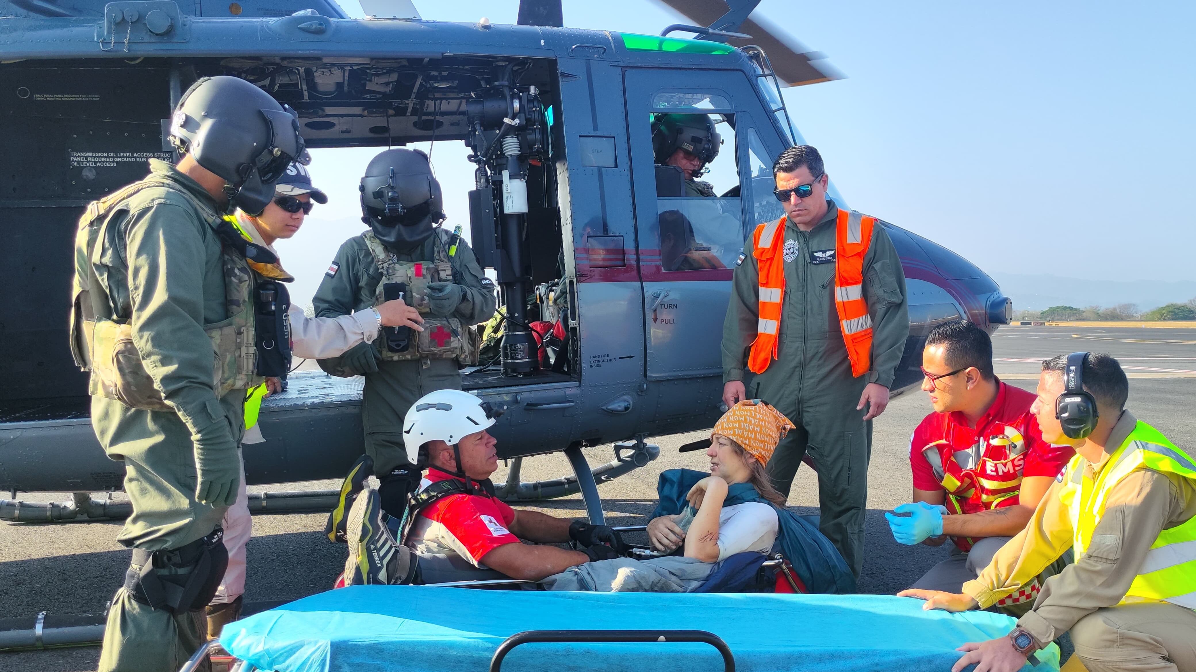Rescate de la española de 39 años que sufrió fuertes golpes al caer en un cañón del río La Palma en el Volcán Turrialba.