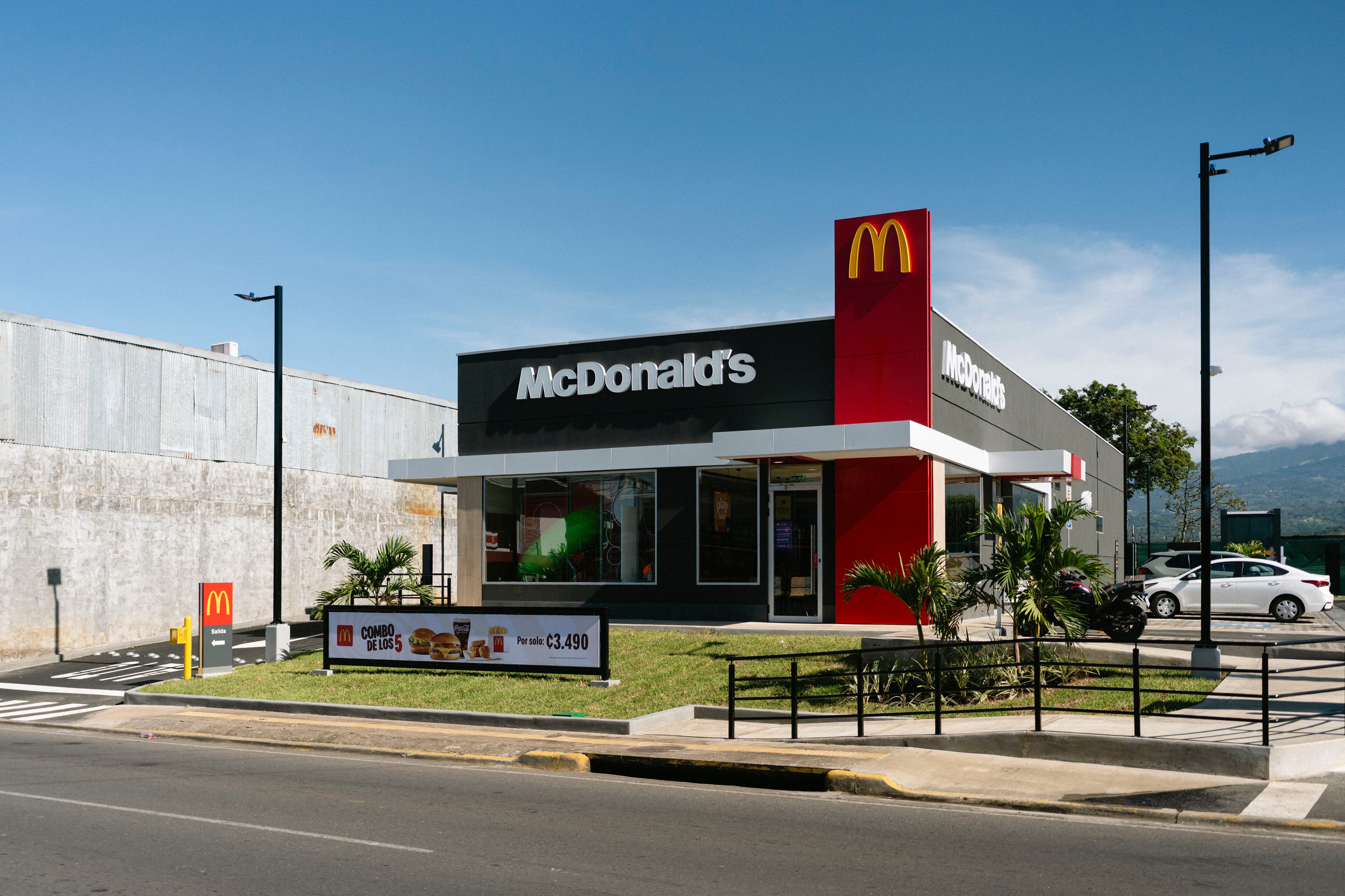 Nuevo McDonald’s en San Joaquín combina modernidad, empleo juvenil y acciones ambientales desde Heredia.