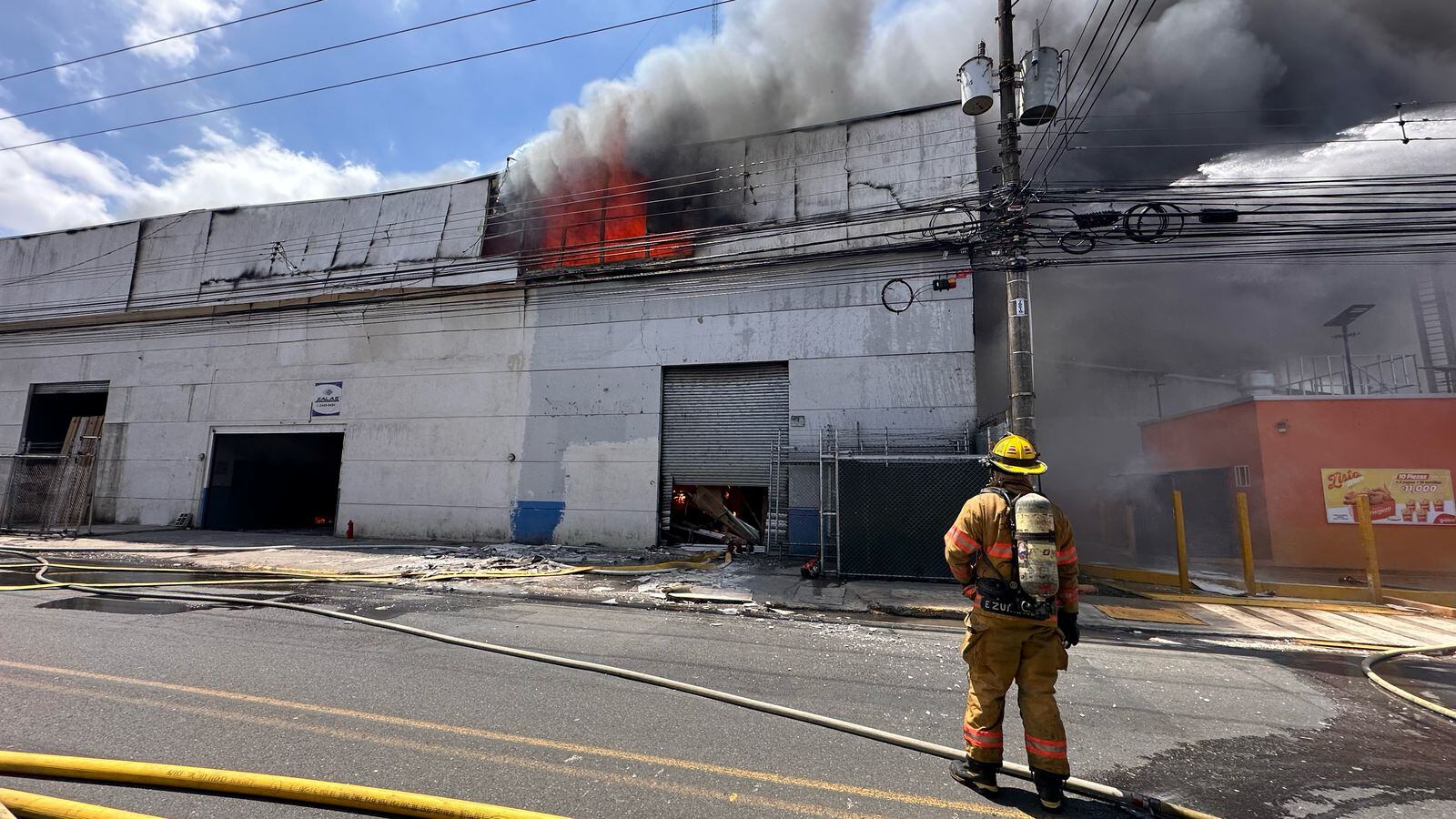 Incendio en bodega en Cinco Esquinas de Tibás