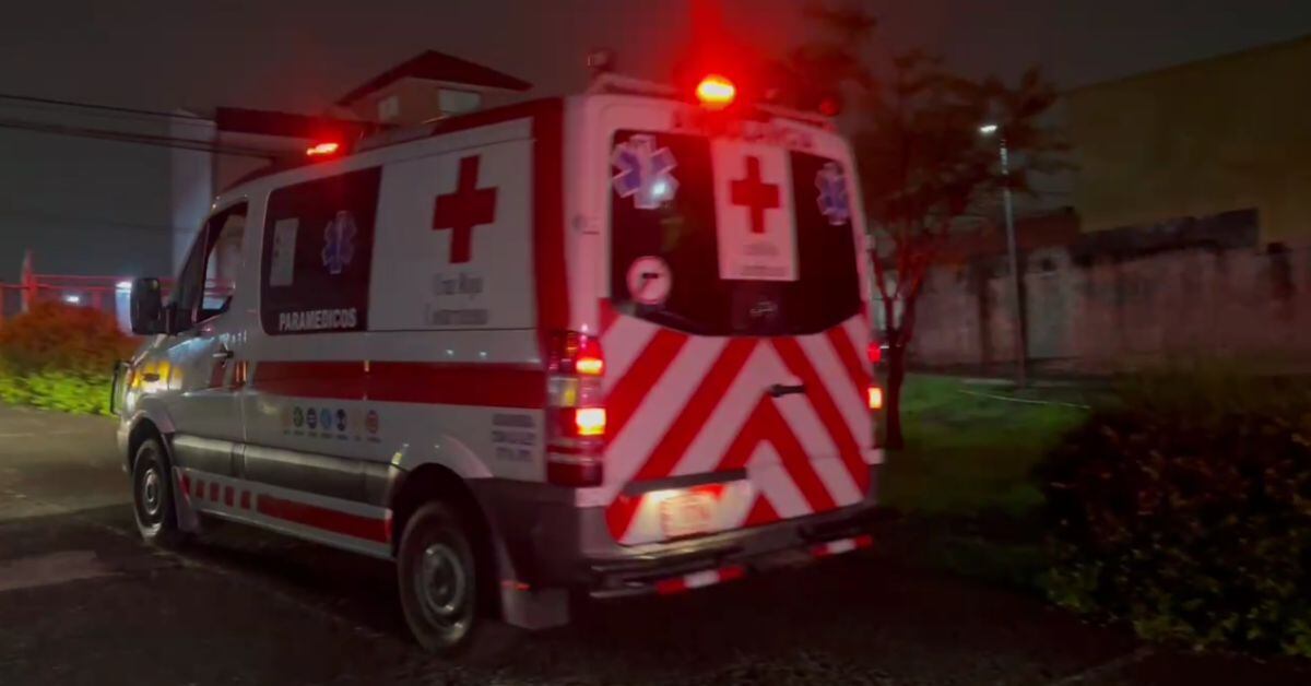 Cuatro hombres resultaron heridos. Uno de ellos fue trasladado en condición crítica la Hospital San Juan de Dios. Los otros tres fueron movilizados a la Clínica Marcial Fallas, dos urgentes y uno estable. (Foto: Cruz Roja)