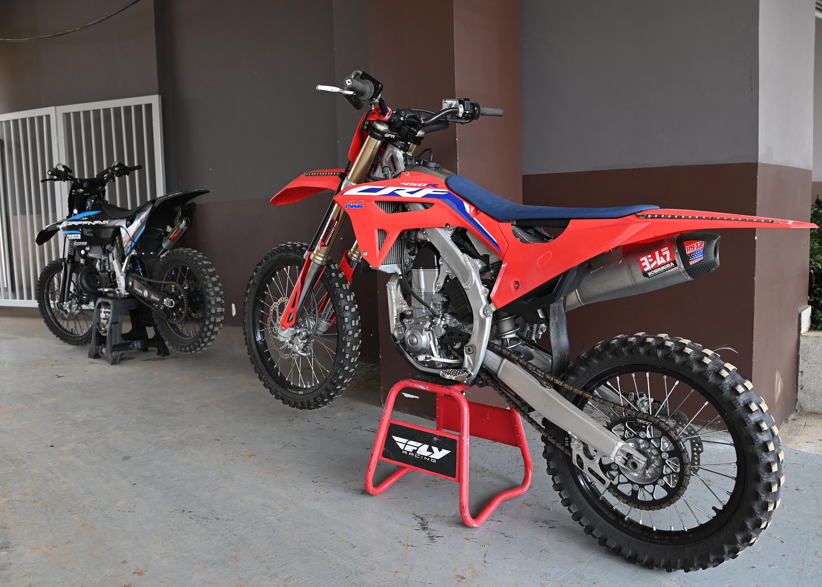 25 de abril del 2025. Estadio Nacional, La Sabana. 10:00 hrs. Preparativos para el show HotWheels Monster Trucks Glow and Fire en la gramilla del Estadio Nacional. Maquinaria pesada realiza movimientos de tierra creando las rampas que los pilotos de monster trucks usarán durante los diferentes shows que ofreceran los días viernes, sábado y domingo de abril. En la foto: Algunos pilotos fueron entrevistados y se documentaron detalles de los vehículos y de los trabajos que realiza la maquinaria pesada. El Danny CR posa para la foto. Foto: Albert Marín. para la Teja.