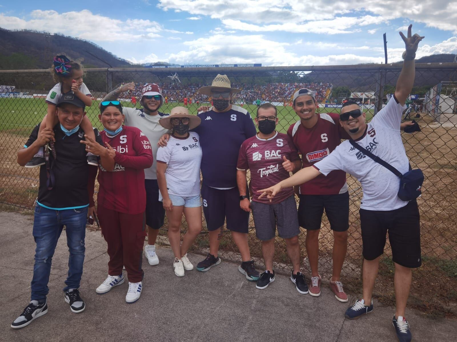 Aficionados del Saprissa se organizan para acompañar al equipo fuera del Ricardo Saprissa. Cortesía.