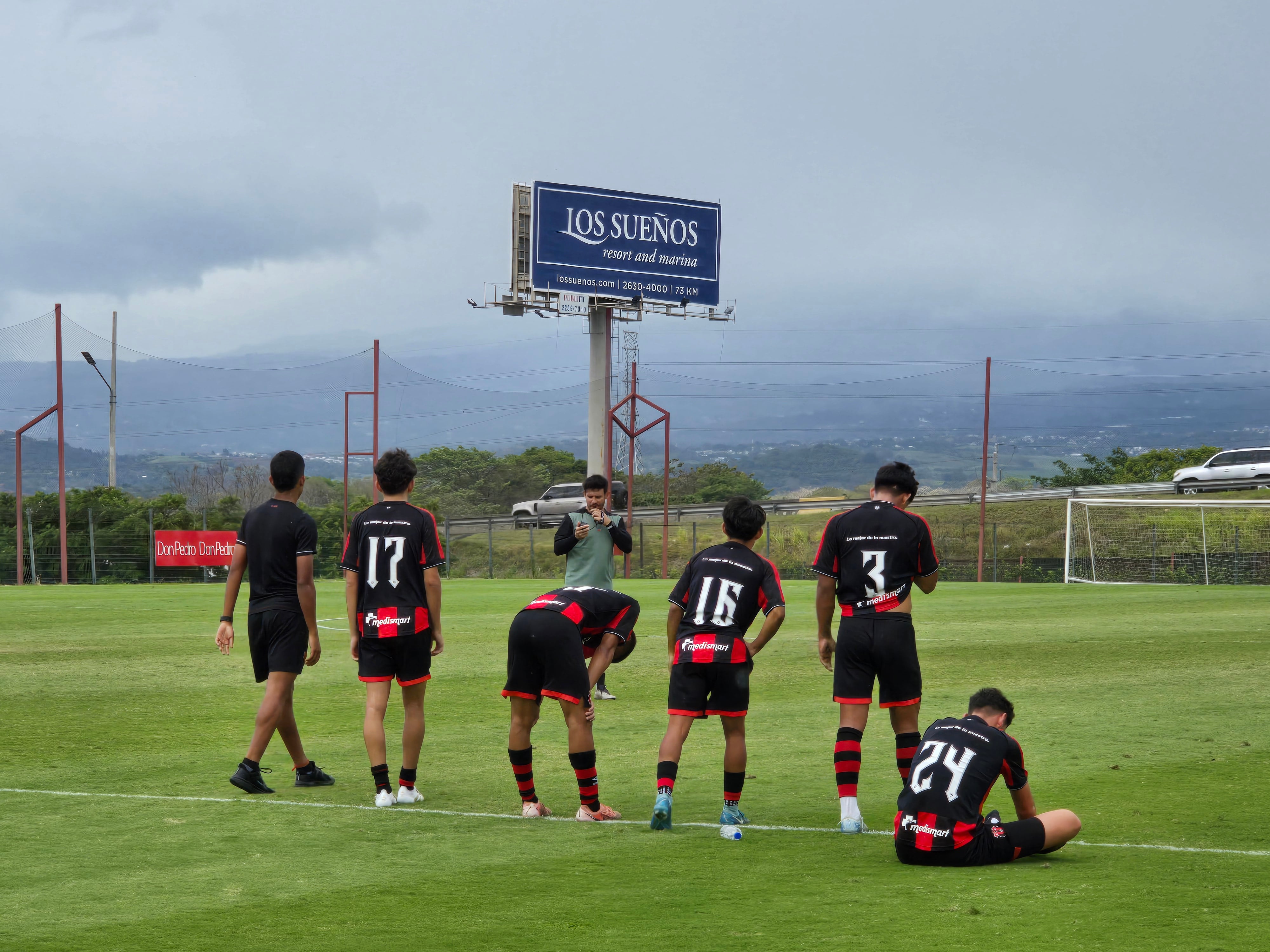 Mathías Ruiz (17) fue uno de los jugadores que hicieron trabajos extra luego del partido de categoría U-21 entre Liga Deportiva Alajuelense y Puntarenas en el CAR.