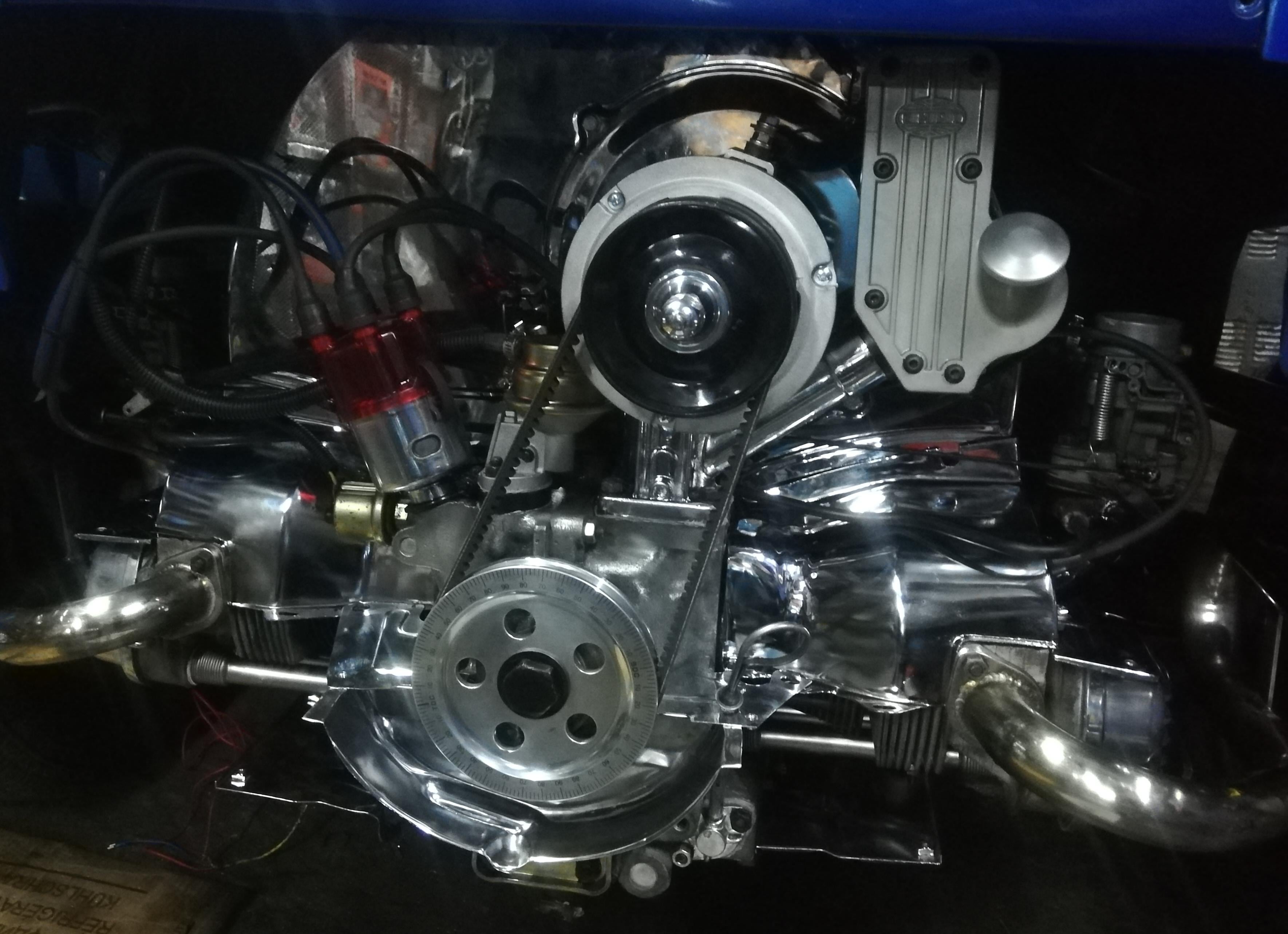 El dueño duró un año arreglando el motor.