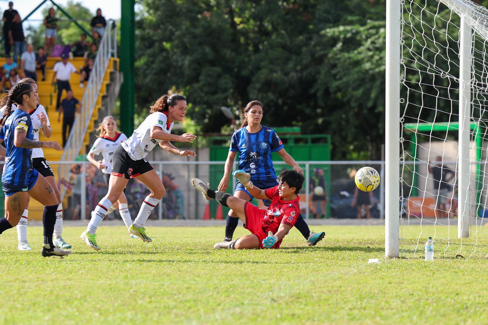 Emilie Valenciano convirtió el segundo gol de Liga Deportiva Alajuelense contra Tsunami Azul, en Santa Cruz, Guanacaste.