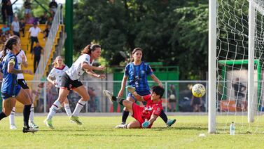 Equipo de fútbol femenino expulsado se defiende y le tira duro a la Uniffut
