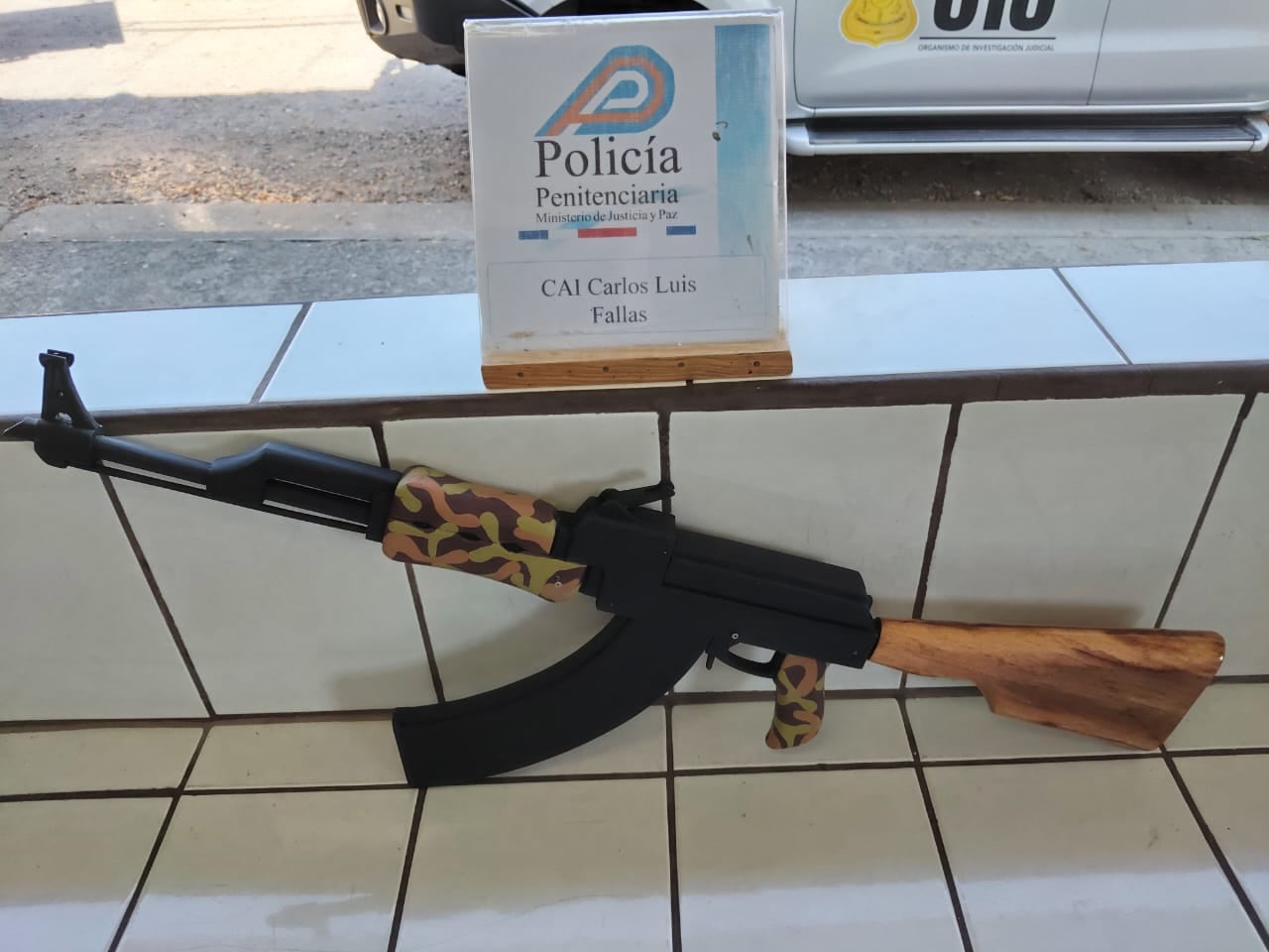 La AK-47 de madera fue decomisada en el CAI Carlos Luis Fallas en Pococí.