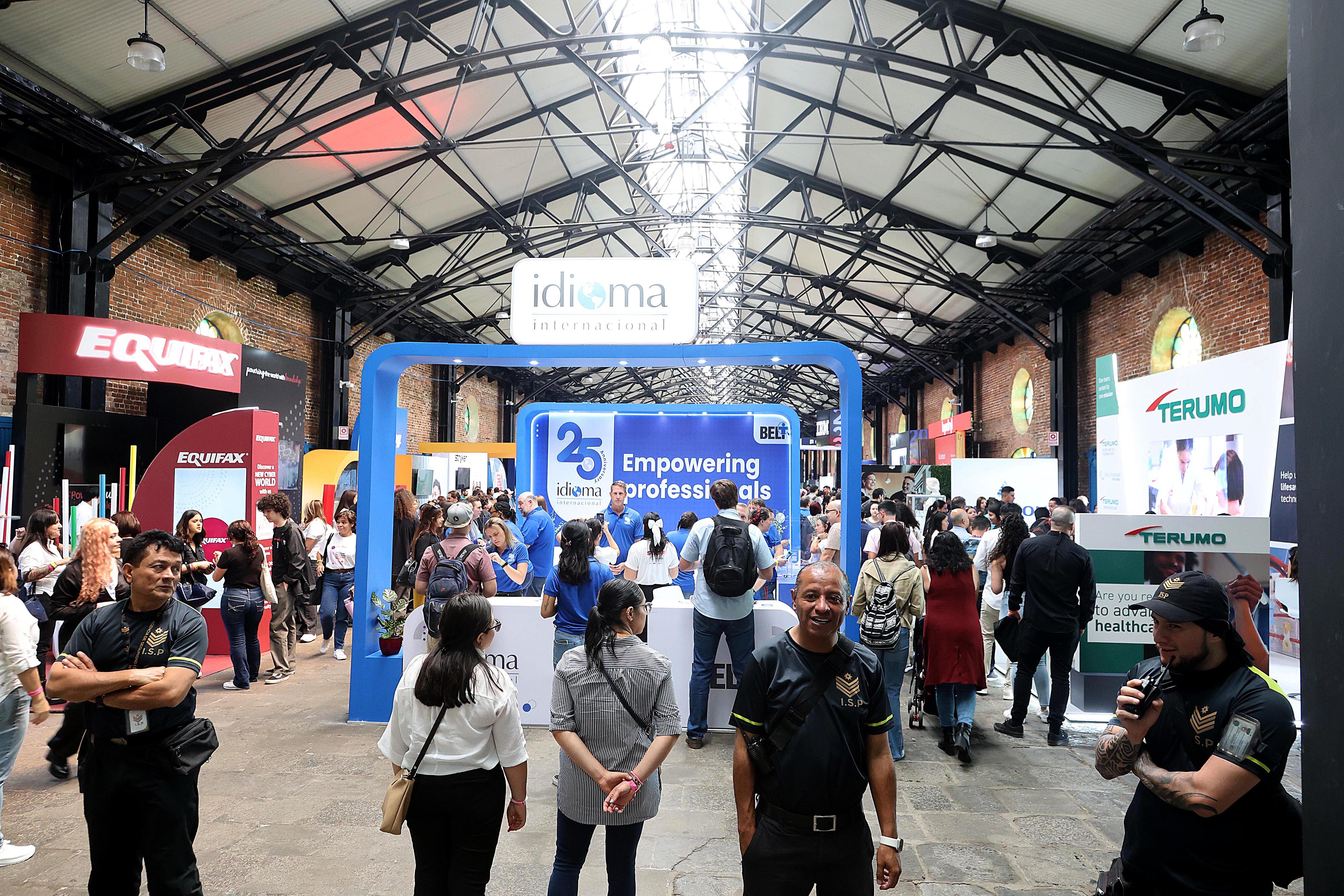 05/04/2024 Antigua Aduana, San José. Cientos de personas asistieron este viernes, desde muy temprano, a la feria de empleo multilingüe. Foto: Rafael Pacheco Granados