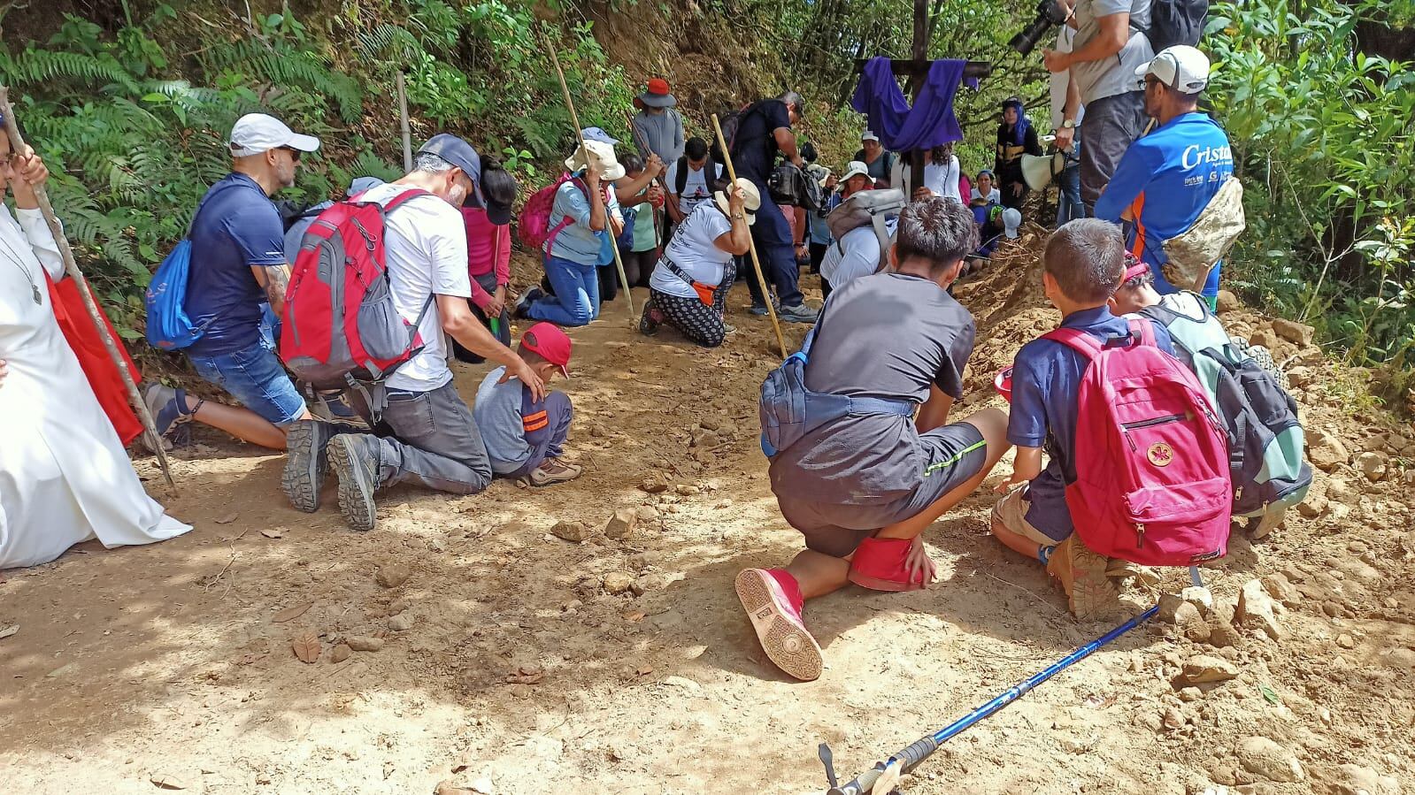 A puro sudor, esfuerzo y caídas, nos aventuramos a subir a la cruz de Alajuelita en su viacrucis