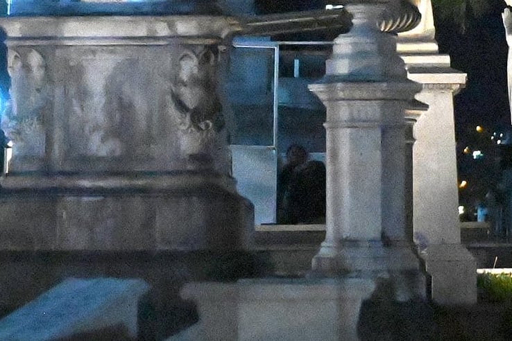 10 de mayo del 2025. San José. 18:00 hrs. Tour San José Encantado. Un grupo de 22 personas entre los 20 y 40 años participó en un recorrido por diferentes edificios y lugares de la capital en donde se ha comprobado la presencia de actividad paranormal.  El cementerio obrero, el general, el Museo de los Niños, La Clínica Bíblica; entre otros, forman parte del recorrido en el que Israel, el guía, explica en base a sus investigaciones y evidencias fotográficas y de audios los eventos fuera de lo natural que ocurren en esos espacios. En la foto: El grupo fue llevado en una buseta a las diferentes ubicaciones y el guía Israel narró los eventos que ahí ocurren. Los guías Israel Barrantes y Samantha Salas fueron los encargados de explicar el tour. Foto: Albert Marín para la Teja.